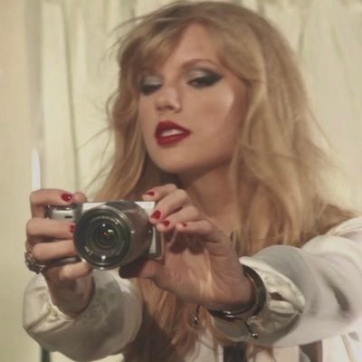 manicpixieana's profile picture. edtwt | dni if fatphobic | cw: 111 lbs gw: 100 lbs