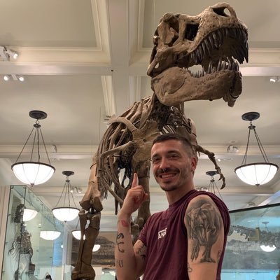 I'm Sidney fucking Prescott, of course I have a gun. 🦖🔪 🏳️‍🌈 📍Madrid. https://t.co/fJ9vQGyoLm