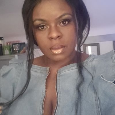 I'm A Licensed Cosmetologist &Instructor and im also a future Mortician and Funeral director...And Ken and Kennard Thomas beautiful mother😘