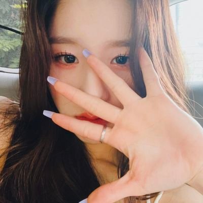 loonaverse’s bunny and irresistibly charming girl-next-door, she is none other than heejin