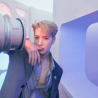 bellcph16's profile picture. I can't look down to fight the feeling.