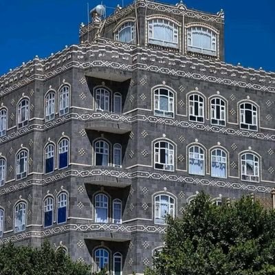 لا تحسب الارض عن إنجابها عقرت من كل صخر سيٱتي للفداء جيل ڤٱلغصن ينبت غصنا حين نقطفه والليل ينجب ضبحا حين يكتمل