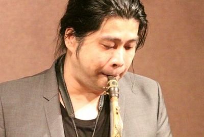 石崎 忍です。アルトサックス奏者、作曲、アレンジ、音楽プロデュース等しています。

My name is Shinobu Ishizaki . Alto saxophone player.