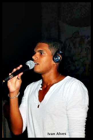 Cantor, compositor e ADORADOR - Atualmente com a banda MDC!