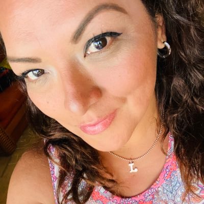 Sé que me encuentro admirable y despreciable, tierna y violenta, trágica y sonriente, sana y enferma. La seducción están en los adjetivos