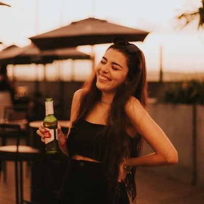 Apenas uma. Sou algumas. Sem família também. Quem sou eu?