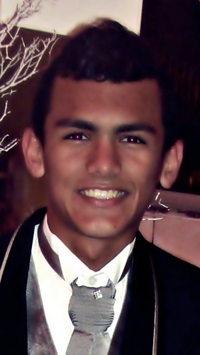 Não sou de demonstrar sentimentos, mas sou cheio deles. Eu sofro em silêncio, amo com o olhar e falo por sorrisos.