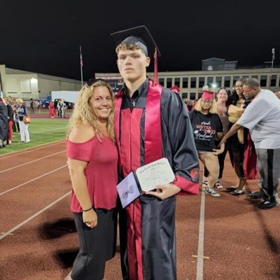 A small streamer that is just trying to get his mom in a mansion!!!!Follow me!!   https://t.co/UeZbEsS9uZ