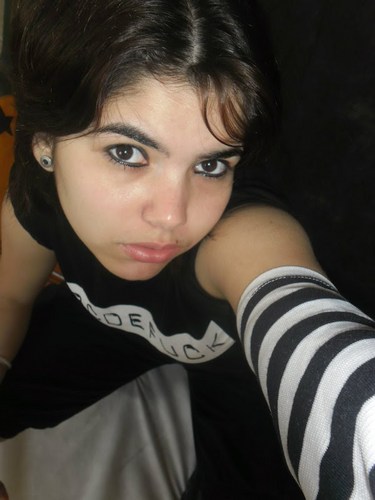 (Gosto de ouvir Rock e sair com amigos. E o que temos em comum é que AMAMOS o Twitter♥♥).