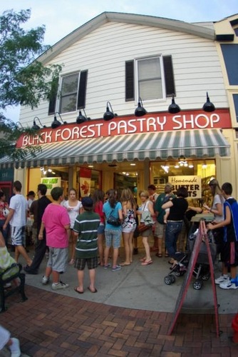 Only in Downtown Oakville will you find old fashioned butter tarts, cupcakes, cookies, pies and cakes,  all baked  daily  right  before your eyes.