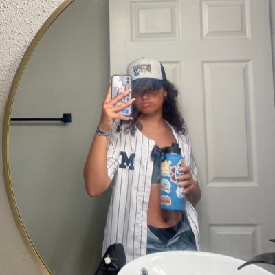 Alejand58313575's profile picture. hi :)