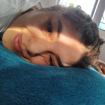 chaarlis's profile picture. Me gusta imaginar historias de desconocidos.