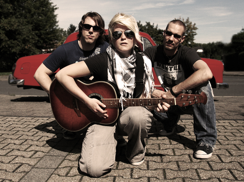 Paintful_Music's profile picture. Cool acoustic rhythms, 3 voice harmonies and a lil bit of pop/rock spiced with catchy tunes - this is what Paintful stands for!