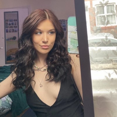 helenajamess's profile picture. Ⓥ 🌱 23 — she/her