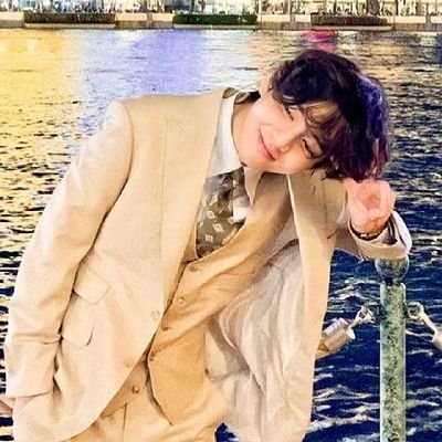 4everWithTaetae's profile picture. If happy ever after did exist, I would still be holding onto Taehyung and BTS like this ✨💜