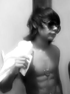 Sou meio maluco Mas sou um cara legal adoro esportes radicas E curto Rock \o Quem Não Gostou dessa Porra _|_. Mas pra quem Gosto Só seguir q eu Sigo De volta ;D