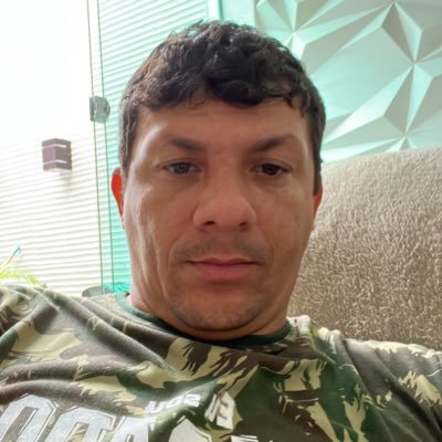Pai de 4 filhos, Esposo de Fabia, Cristão, corretor de imóveis.