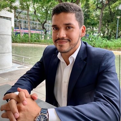 Ejerciendo la carrera de Derecho, y otras veces, la carrera de la vida.