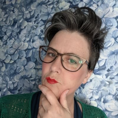 Creative dabbler. Loves cats. A lot. 1/3 of @earp_chirp & Director of @AgentsOfSMOOCH. Regular on @theincomparable. Opinions are my own. #YEG She/Her.