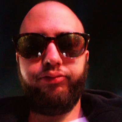 Escribo guiones y hago el imbécil. Viene a ser lo mismo.