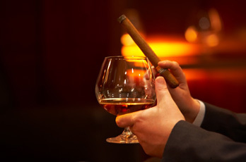 La Casa del Habano believes in quality, comfort and perfection. Come for a drink, a smoke, a dance or a combination of these