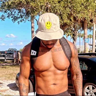 22, TAMPA📍| GYM addict From 220 to 185lbs 💪🏾