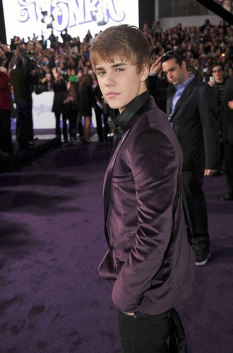 Justin Drew Bieber que nasceu dia 1 de Março de 1994, 00:56,no St. Jude’s Hospital na Sala 126 com o médico Simon.