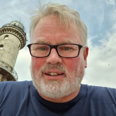 Ex Dortmunder im Bochumer Exil, Weizentrinker, Nörgler, BVB Fan.
Macht bisschen was für die Energiewende bei 50Hz, HEW, Suedlink...