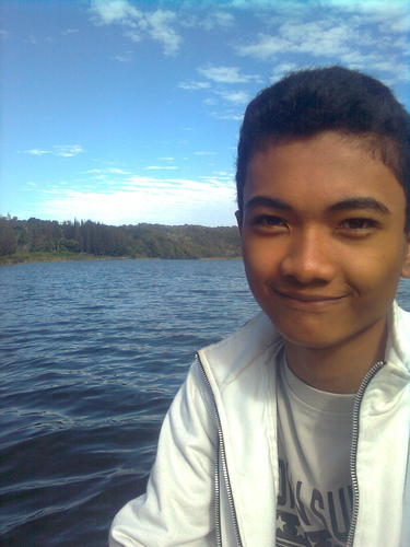 fahmirezz's profile picture. 16 years old, Acehnese, student in Islamic school, first son, INDONESIAN muslim. Sagittarius, @agnezmo's baby boy. I'M VA VA VOOM =D