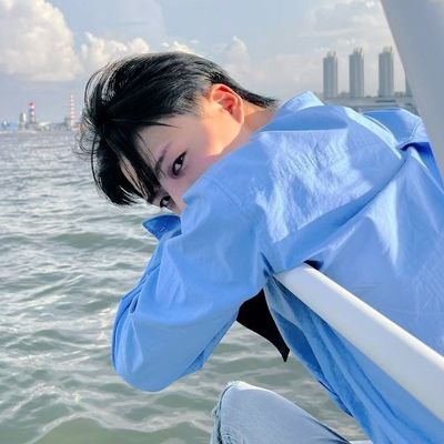 A lover boy with an eyesmile that'll melt you instantly, Lee Jeno is the name. (2000)