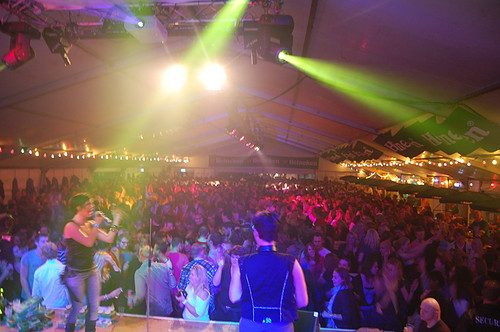 Blijf op de hoogte van het allerlaatste nieuws over de Feesttent in Sassenheim en Twitter mee!