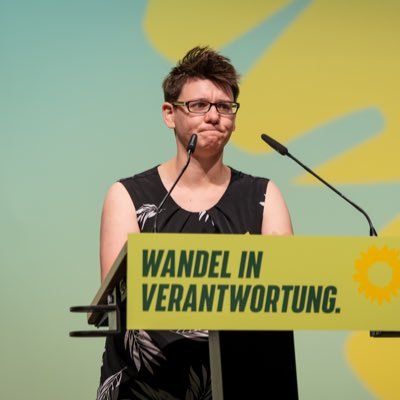 Politikerinnengattegattin 🧙‍♀️ (sie/ihr) | GRÜNE Jena 🌻 | Feministin by design | Spricht viel über Katzen | Sprecherin LAG Was mit Medien |