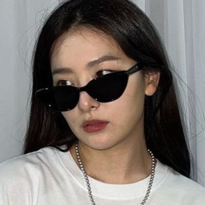 ysaacomms's profile picture. check carrd ! check pinned ! 🫂