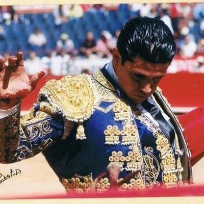 Matador de Toros en retiro ,padre de mis 3 churumbeles,esposo de mi Lola y  aficionado al Box,MMA y NFL