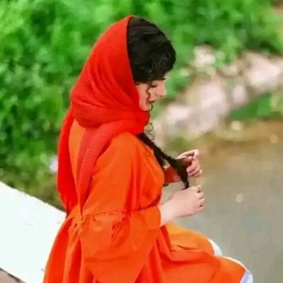 من همانم که با خودم بیگانه ام از خودم سرگشته ام من فقط افسانه ام یا نه که من دیوانه ام