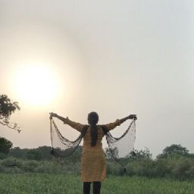 Anjli_Ydv11's profile picture. श्री कृष्णा कहते हैं परिवर्तन संसार का नियम है
जो पीछे छूट गया उसका शोक न मनाओ
बल्कि जो आपके पास है उसका आनंद उठाओ!💐