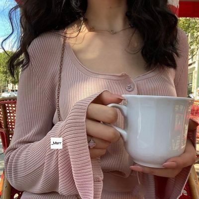 طالبه قانون و مصوره فوتغرافيه وسأكون كاتبه في يوم ما ،، متفائله وأحب ان ارى من حولي متفائل🌹