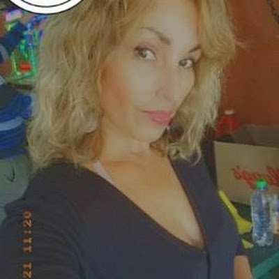Sencilla, agradable, social, curiosa, o algo asi...😘