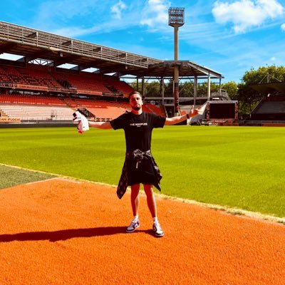 Espoir déchu du football breton, reconverti dans le levé de coude sur la Côte d’Azur.◾️🔶