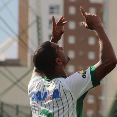 Um goleiro meia boca;
Chapecoense puro;
Só queria dar alegria pro meu povo.