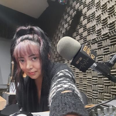 ⭐️ Locutora en #ALV por Reactor 105 // LUN-VIE 6:30 a 9 h. 🖤 gabitulumm en IG.