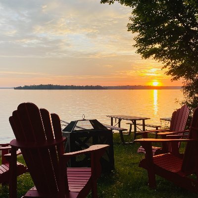 Stylish Kawartha lakes waterfront cottage, best facing spot, oriented for family & friend relaxed getaway. Get ready to WOW when you stay with us!