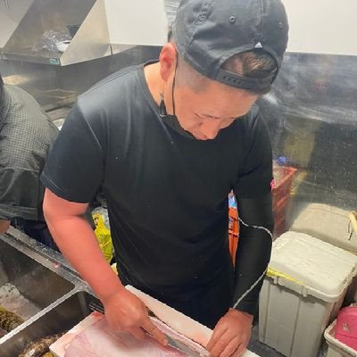 14歳 板前人生スタート 26歳 創作和食店＆うつぼ専門店を開業 30歳 コロナに負け一旦閉店 31歳 うつぼの卸をスタート 365日(300日)は海に行き、うつぼを取りに行ってます。 初めて魚の魅力や可能性を感じたのがウツボ。 まだまだ厄介者＆未利用魚扱いの魚を日本〜世界に発信して行きたいと思いteamうつぼ結成