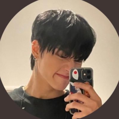 shrekstanacc's profile picture. thinking about wooyoungs oreo hair always