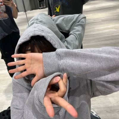 kzinming12's profile picture. 