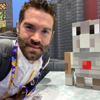 Leadeur pédagogique avec spécialités en pédagonumérique.  Apple Distinguished Educator, MIE Expert, Minecraft Education Global Mentor, MIE, Logics Ambassador.