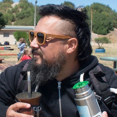 Papá, fotógrafo, trabajador estatal con mucho orgullo de serlo. Militante sindical.