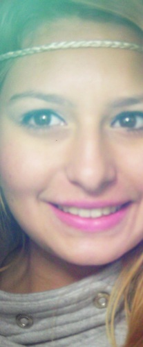 Não deixe que a tristeza tome conta de você, não chore por quem não te merece. Viva, e não negue a vida um sorriso!♥