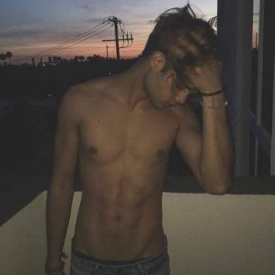 22 anos, sigiloso.