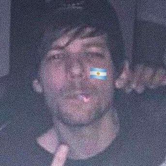 louis argentino, fan de messi y amigo del kun, que más puedo pedir